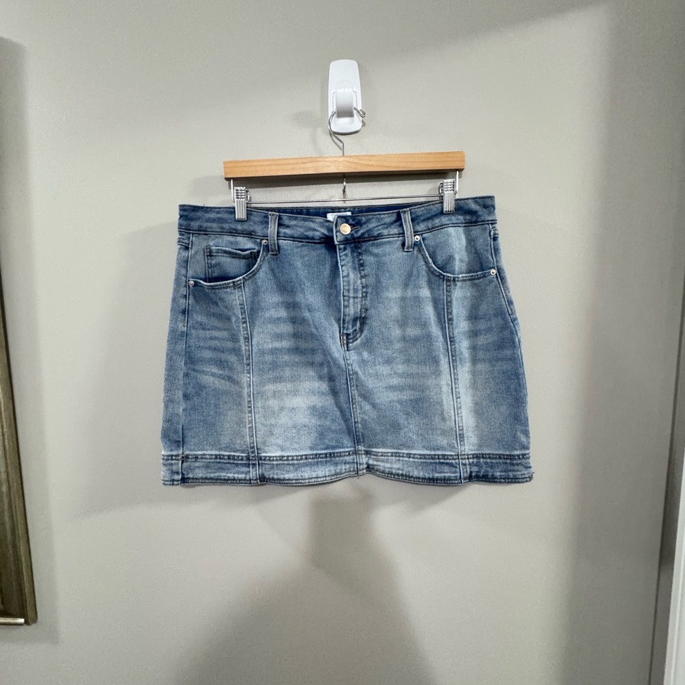 Time and Tru Women's Blue Denim Mini Skirt. Size 16